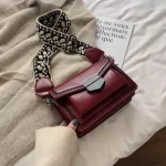 عکس کیف دوشی زنانه زرشکی اورجینال