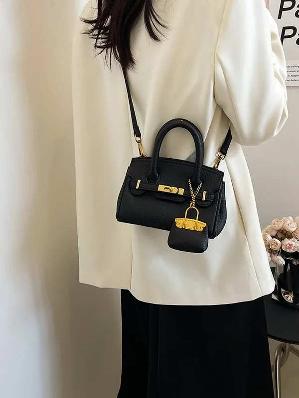 قیمت کیف دستی و دوشی دخترانه و زنانه مشکی وارداتی قیمت کیف دستی و دوشی دخترانه و زنانه مشکی وارداتی