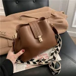 قیمت کیف دستی و دوشی زنانه و دخترانه چرم قهوه ای روشن زیپی و مگنتی